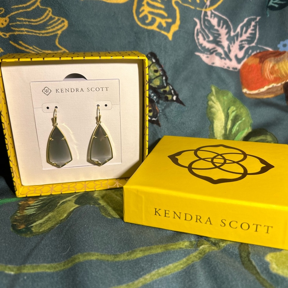 Brand New With Tags Retired Kendra Scott Carla Earrings in Gold Slate Cats Eye.